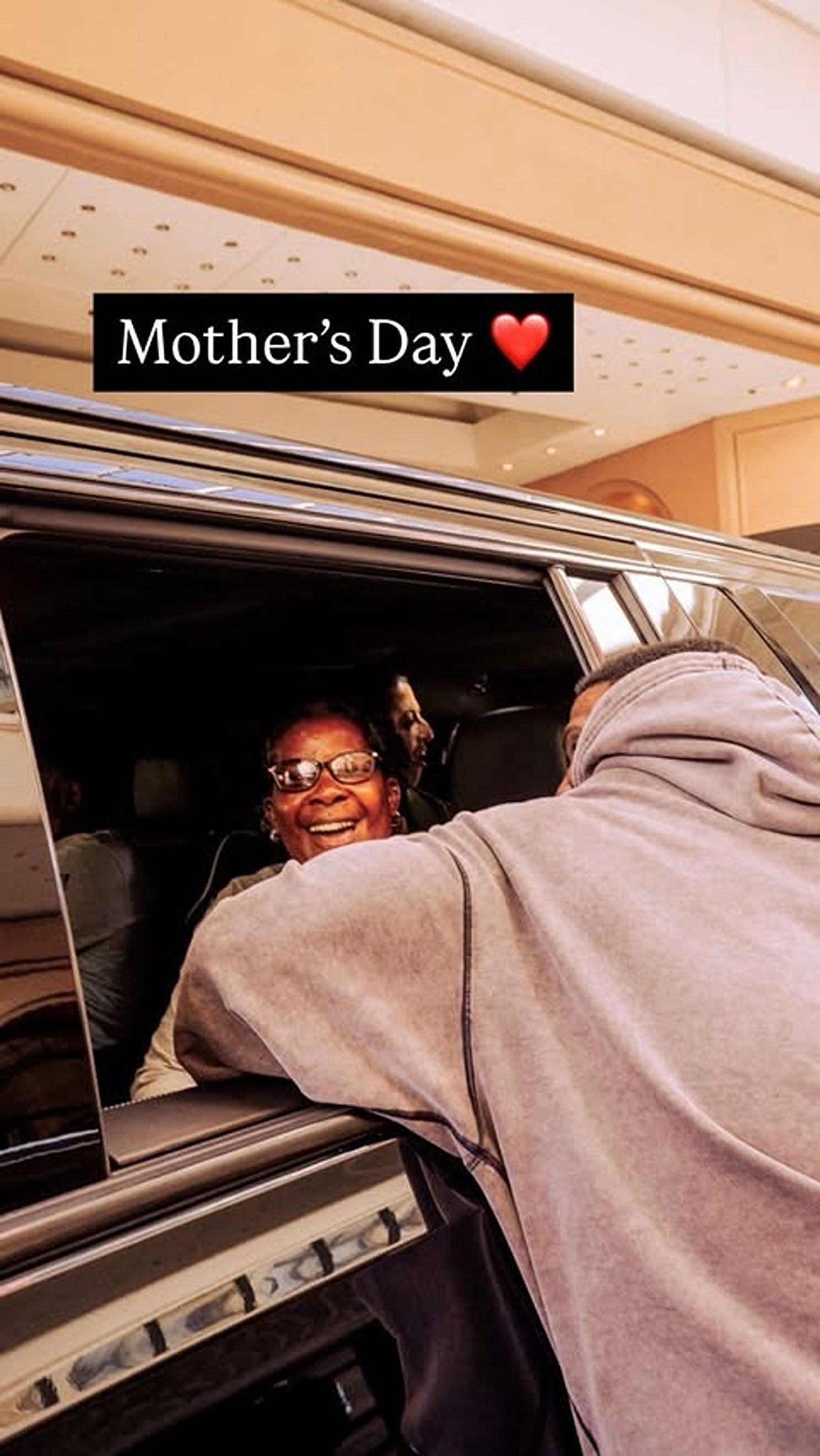 Tyreek shares rare glimpse of parents Derrick Shaw and Anesha Sanchez/@cheetah